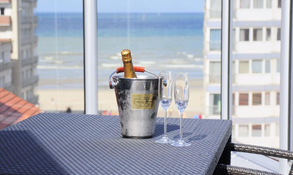 Casino Hotel Koksijde: Suite with jacuzzi and large terrace with sea view.